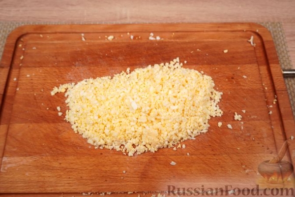 Отварной судак с яично-масляным соусом