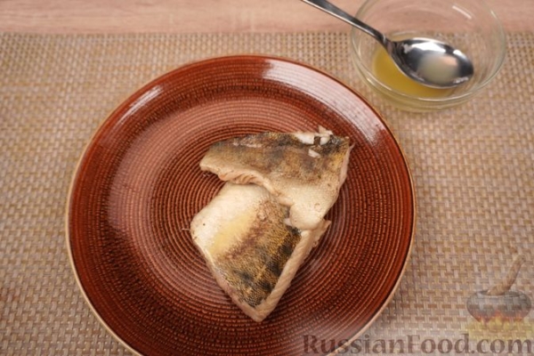 Отварной судак с яично-масляным соусом